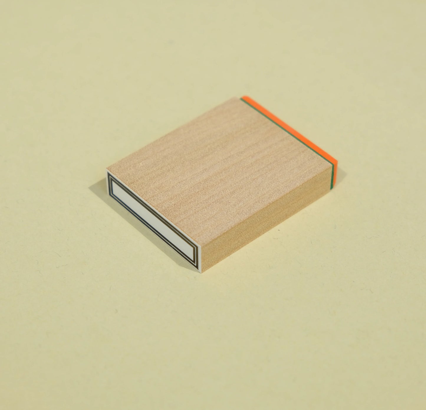 Tampon à ruban adhésif pour cadre 