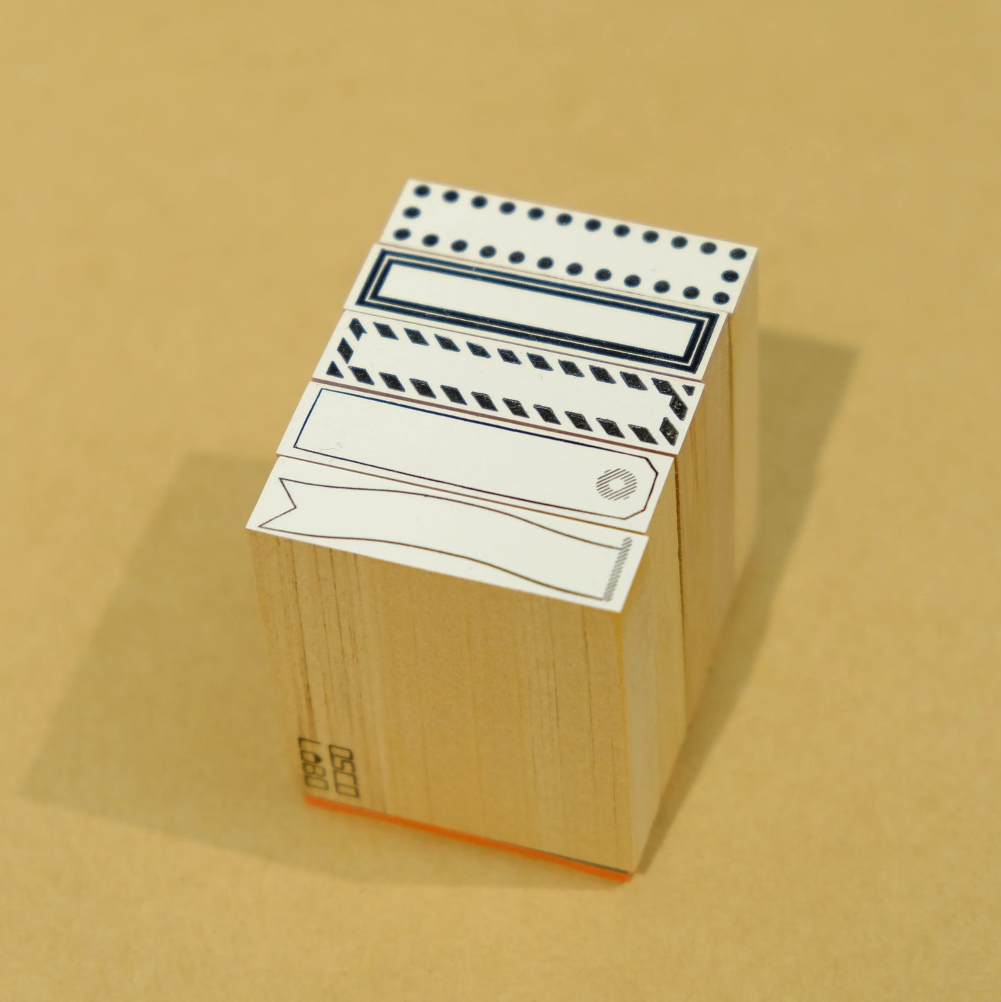 Tampon à ruban adhésif pour cadre 