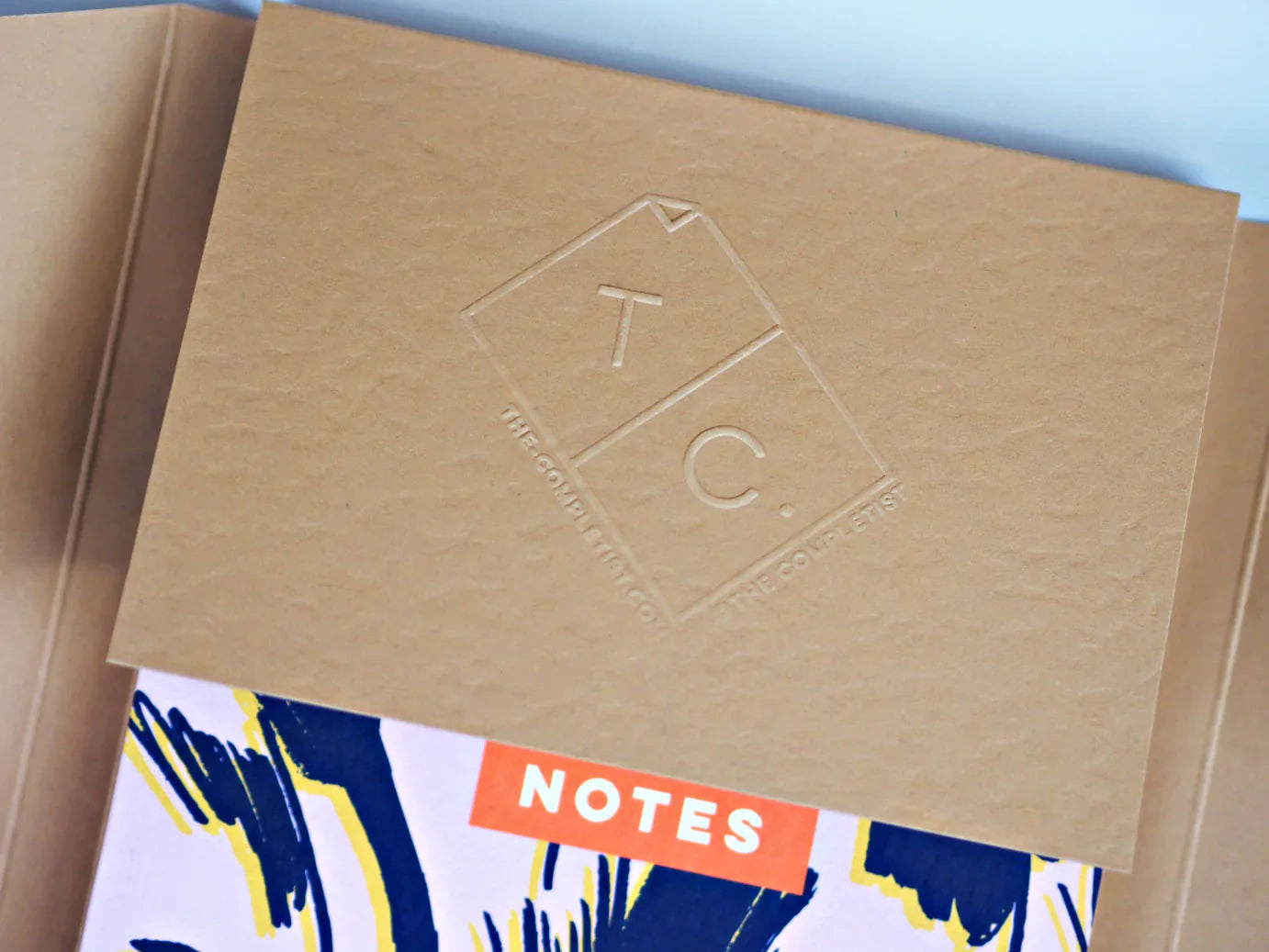 Carnet à plat A5 « Fleurs griffonnées lilas » de la collection Completist - Vierge, quadrillé et ligné