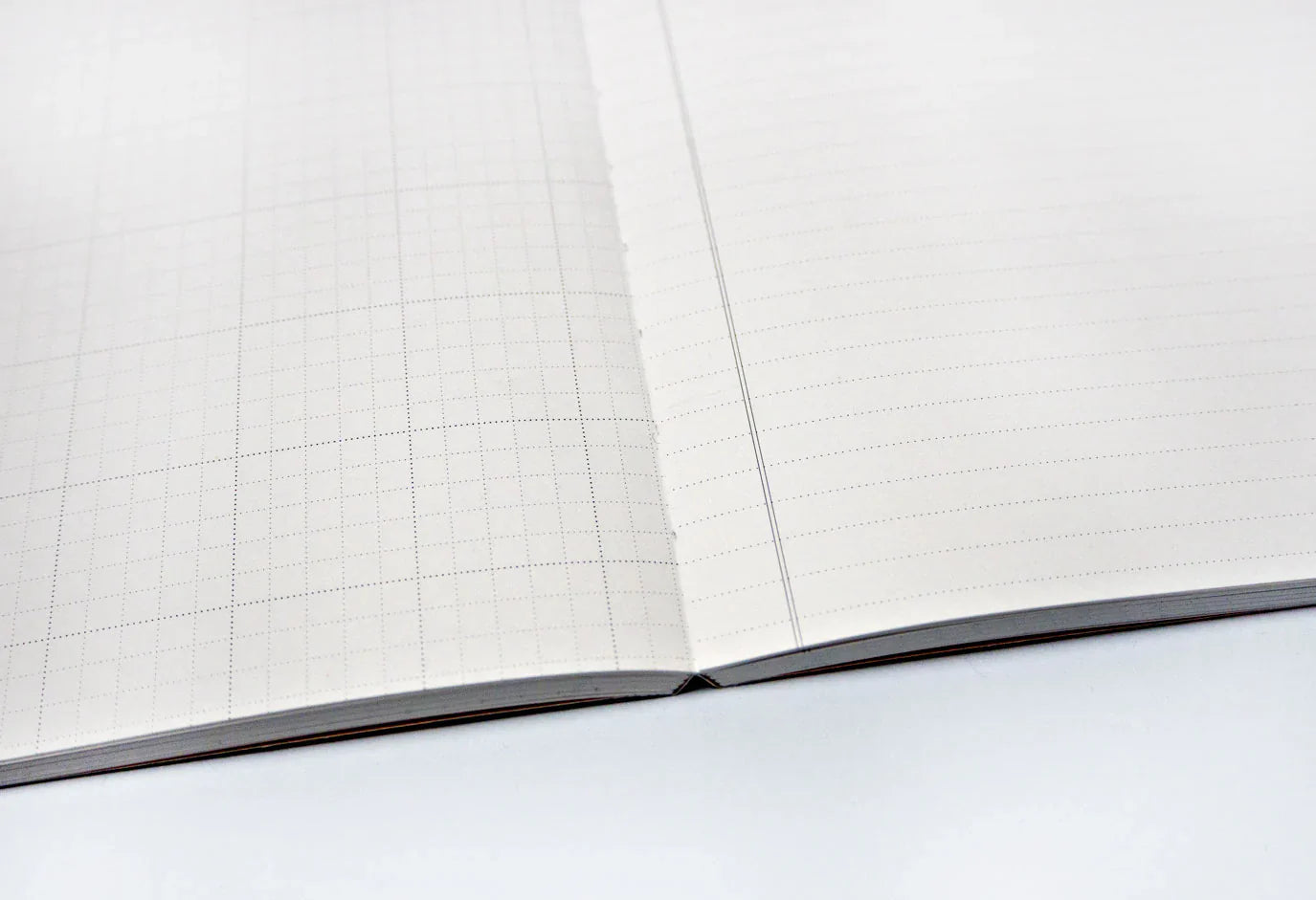 Carnet à plat A5 « Fleurs griffonnées lilas » de la collection Completist - Vierge, quadrillé et ligné