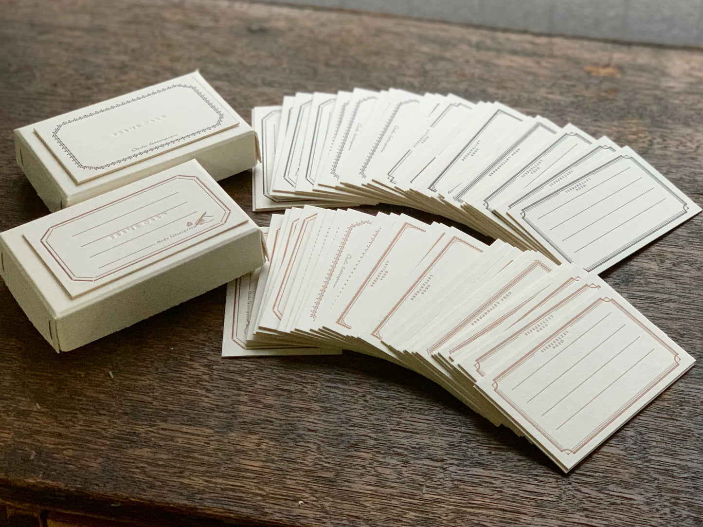 Boîte à cartes encadrée par impression typographique