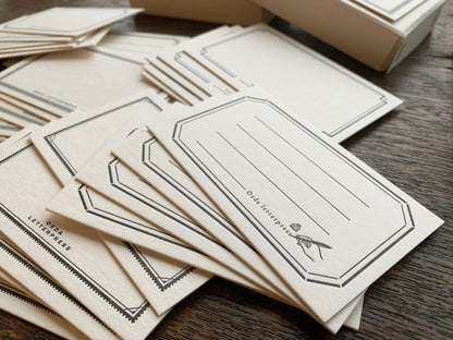 Boîte à cartes encadrée par impression typographique