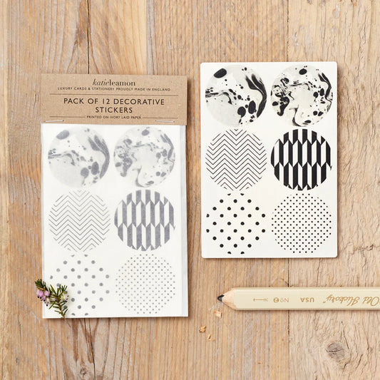 Autocollants à motifs noirs et blancs