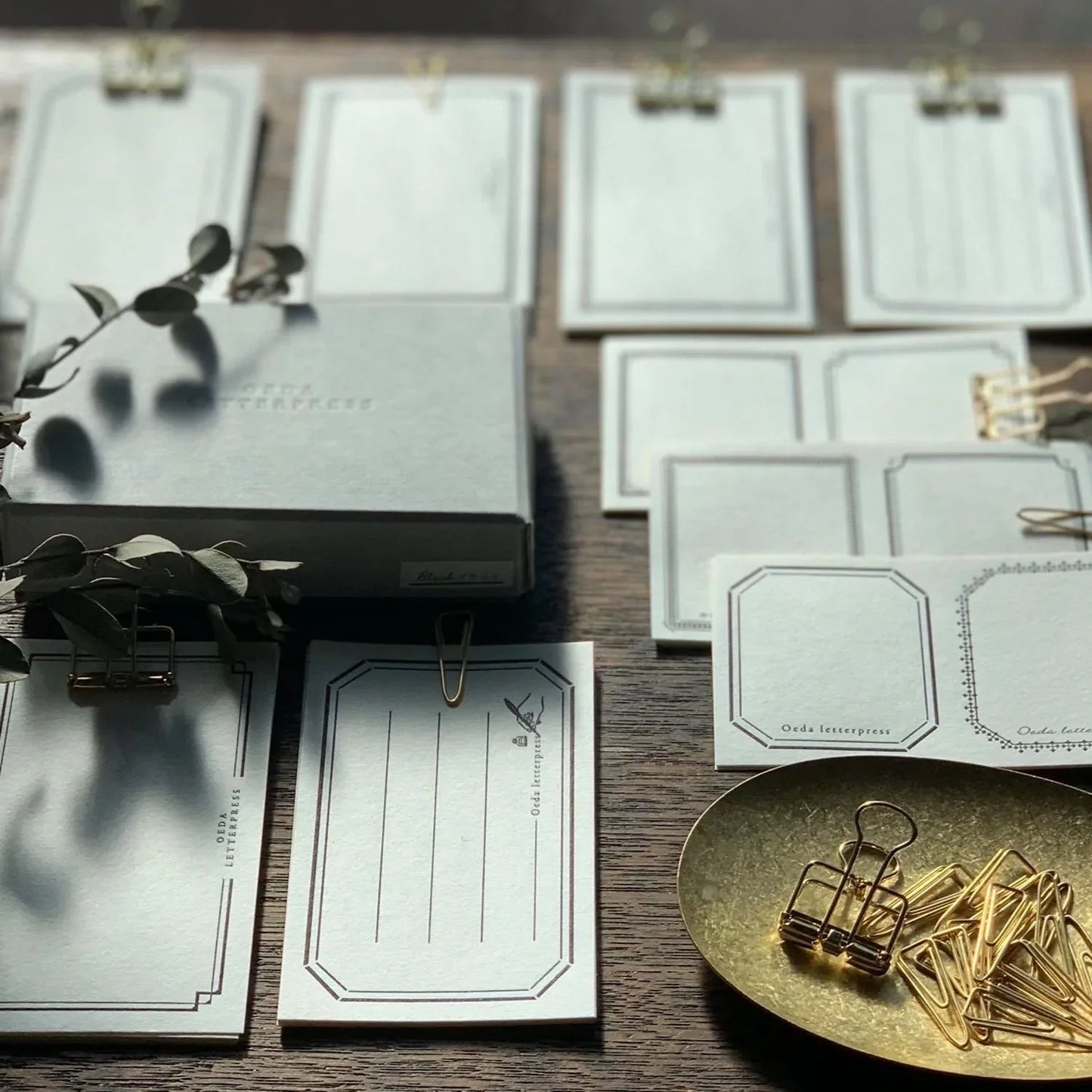 Boîte autocollante pour cadre imprimé en lettres