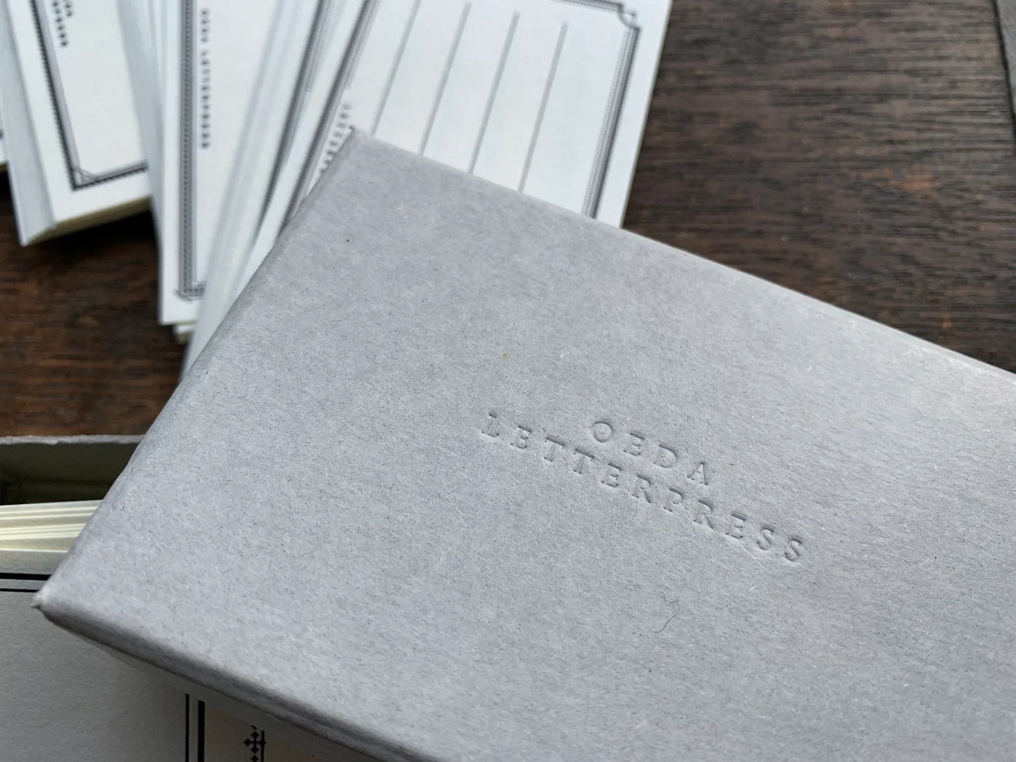 Boîte autocollante pour cadre imprimé en lettres