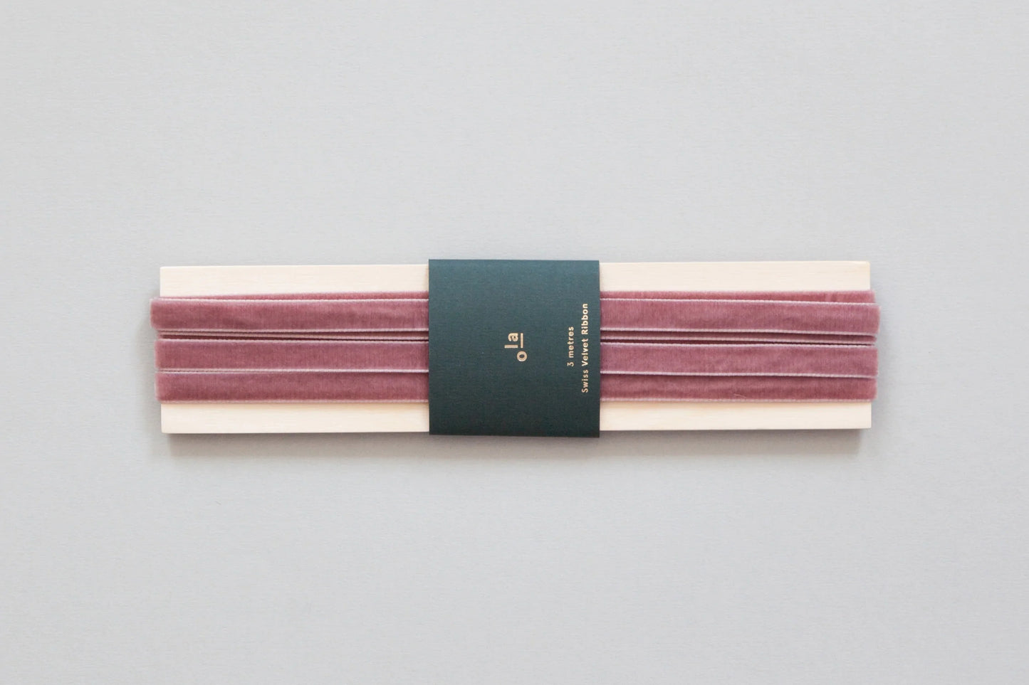 Bobine de ruban en velours suisse couleur argile