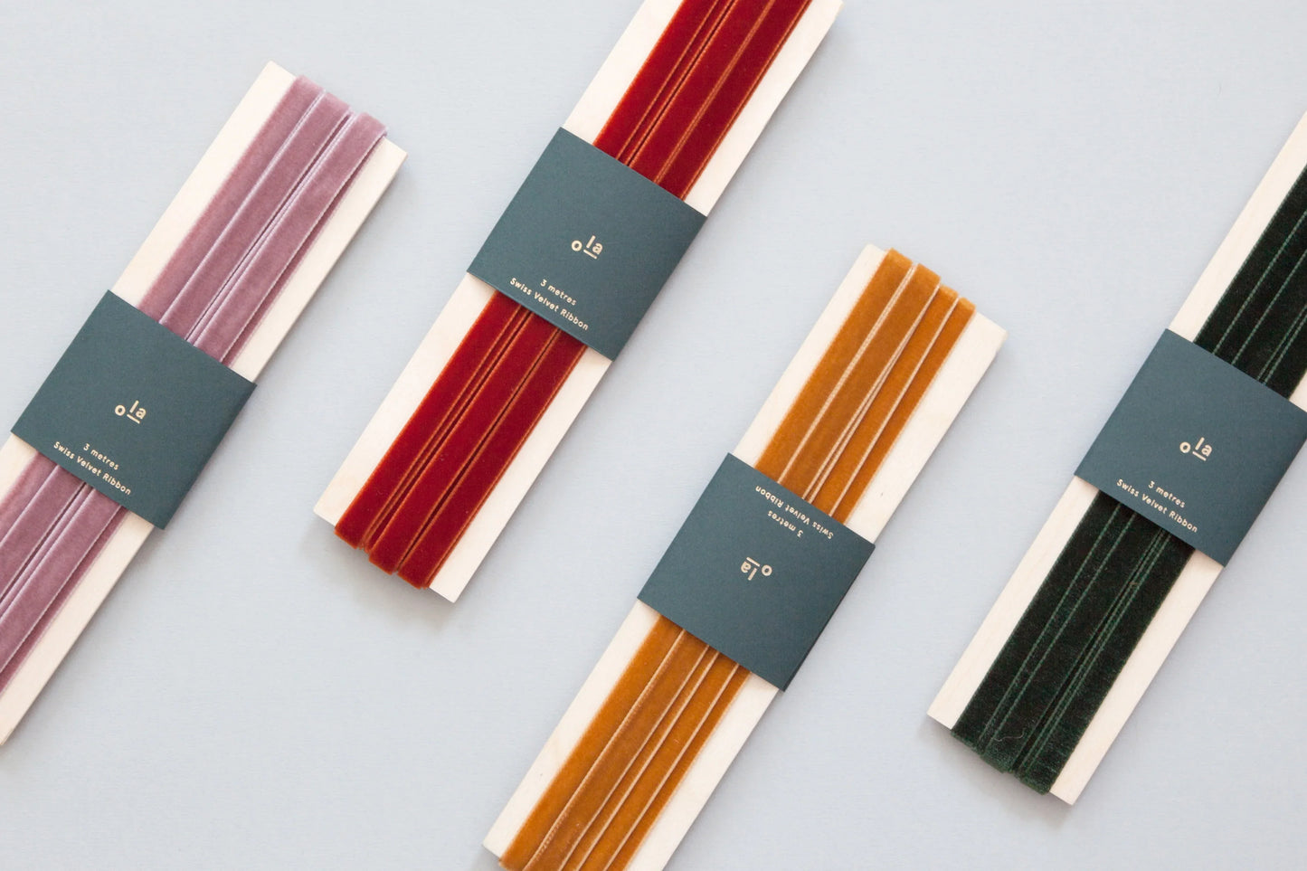 Bobine de ruban de velours suisse couleur ocre